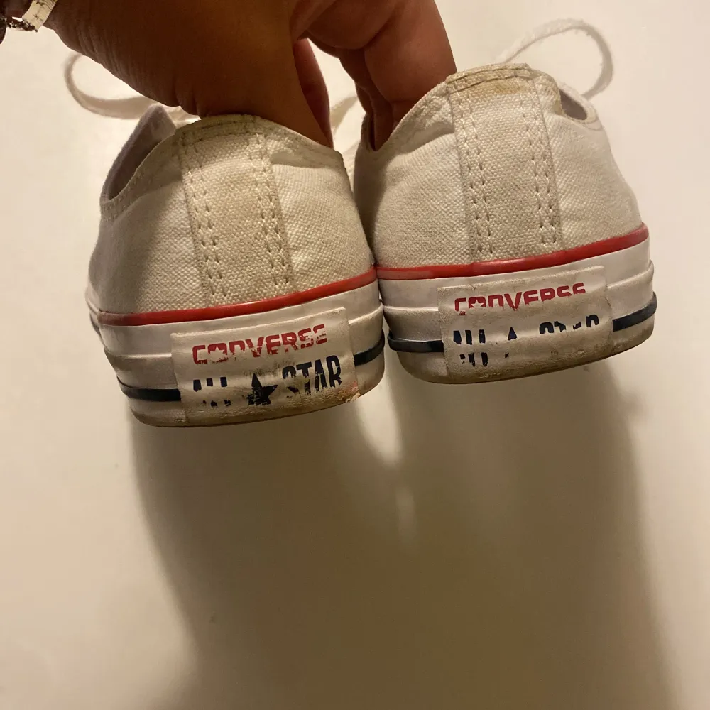 Vita Converse, sparsamt använda men fint skick. Stl 36,5 Nypris: 800kr . Kengät.