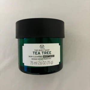 Tea Tree Skin Clearing Night Mask från The Body Shop - Säljer denna tea tree mask. halva är kvar, denna är för att få bort acne och finnar. Säljer den pågrund av att jag inte har några finnar eller acne kvar tack vare den❤️
