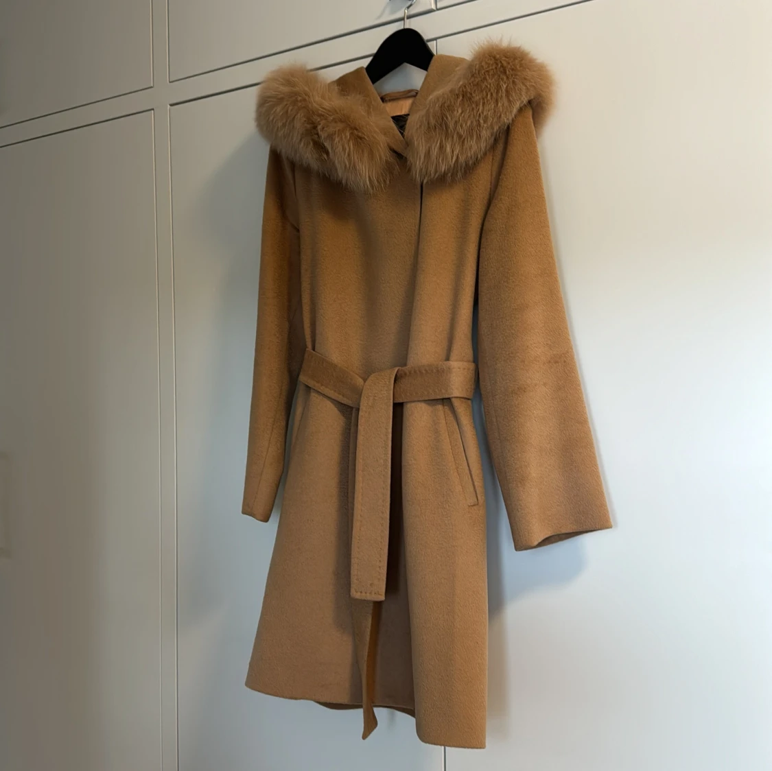 Beige kappa med pälsdetaljer