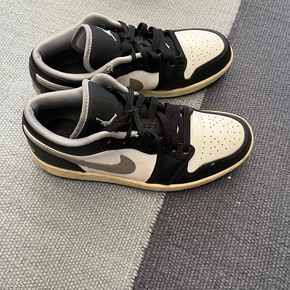 Feta och limited jordan 1, vuxit ur dem för ett tag sen och har bara stått i hyllan. Köptes från Nikes app och finns kvitto.  På högerskon finns några färgstänk som jag inte fått bort med tvål o vatten. Såklart finns lite normalt slitage, se bilder. Skor.