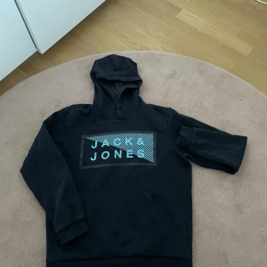 Jack and Jones hoodie  - En Jack and Jones hoodie som är sparsamt använd. Den här går inte att hitta i butik men köpte för 800. Passar dig som är 176 Max och inte är överviktig