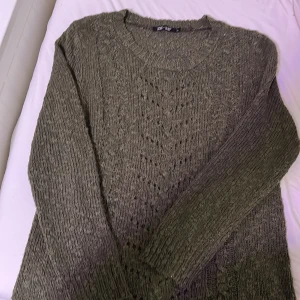 Cool mörkgrön tröja från ZE-ZE  köpte den för 20€ har inte använt den på 3 år så den är knappt rörd.  - Mörkgrön ull, mindre tjockare tjocktröja 😅 alltså till alla väder🌨️ perfekt till skolan med en svart kjol. 