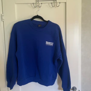 Blå sweatshirt från Gina tricot - Säljer en snygg blå sweatshirt från Gina tricot. Tröjan är långärmad och perfekt för höst och vinter. Den är i bra skick och superbekväm att ha på sig. Nästintill oanvänd!