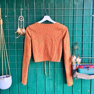 Flummig topp - Köpt på Pull & Bear🧸 Har använt den åt båda hållen och det funkar utmärkt!  Hittar du mer saker på min profil som du önskar köpa så släng iväg ett pm så får du mängdrabatt🏖️