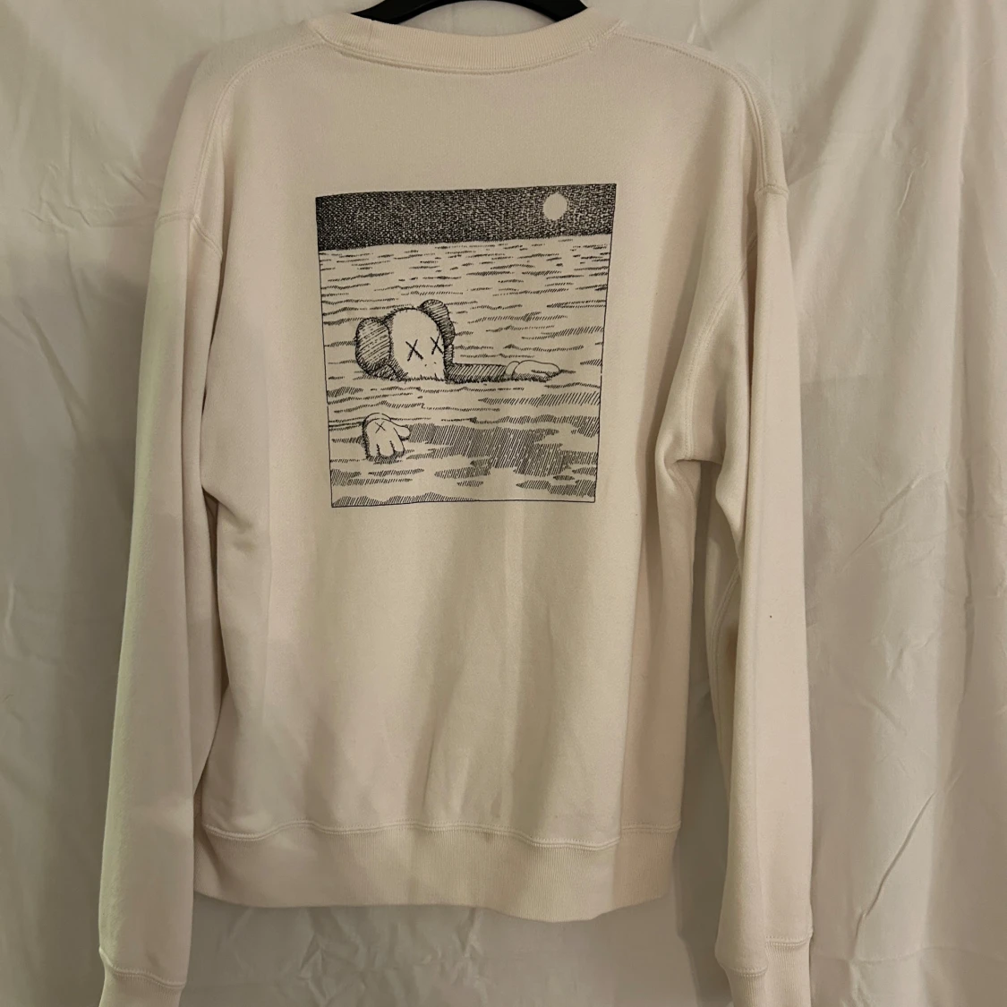 Kaws x Uniqlo vit crewneck  - 91