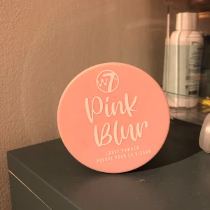 W7 Pink Blur Loose Powder - Säljer mitt W7 Pink Blur Loose Powder! Endast testat så nästan helt nytt. 🌸