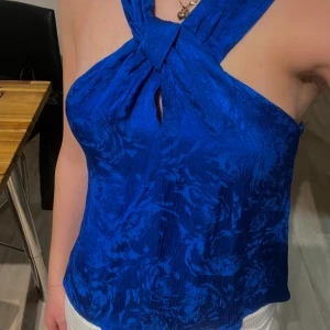 Topp - Säljer en jätte fin topp från Mango i en jättefin blå färg. Den är i jätte bra kvalite och passar xs/s. Passar perfekt till sommaren. Kom privat för mer info!💓💓