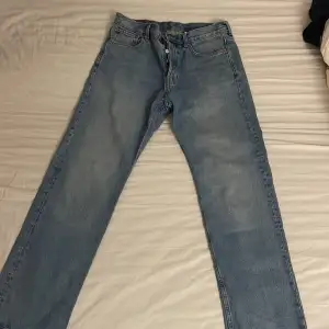 Weekday jeans ”space” i bra skick. 500 kr nypris  (30w och 32L) Säljer jeansen då de inte passar längre.