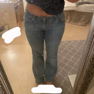 Säljer dessa low waist jeans från lager157, eftersom jag tycker det är lite för korta för mig! Storlek M, short length knappast använda, nypris 400kr❤️