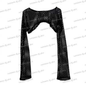 Svart croptop - Svart hålstickad långärmad croptop. Slutar ungefär ovanför brösten. Endast testad. Storlek M men liten i storleken!