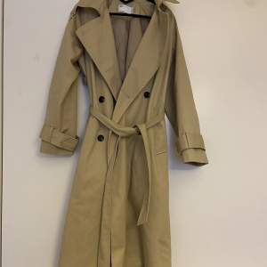 Trenchcoat från Asos. Använd några gånger, bra skick. St 34. Säljer för: 400 kr