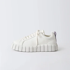 Eytys skor - Säljer mina Eytys Odessa skor då dom inte längre kommer till användning! Väl använda och har defekter men därav av säljer jag dom väldigt billigt då det inte är något fel på dom annars, nypris 2000 kr💕