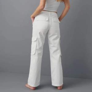 Hej! Jag säljer ett par super snygga cargo pants från Gina Tricot i färg vit, storlek 34. Byxorna är oanvända och prislapp sitter kvar. Har  liten fläck men syns knappt,tvätt bör funka(sista bild)  Nypris:499 och säljer för 100kr. Hör av vid frågor💕