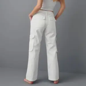 Hej! Jag säljer ett par super snygga cargo pants från Gina Tricot i färg vit, storlek 34. Byxorna är oanvända och prislapp sitter kvar. Har  liten fläck men syns knappt,tvätt bör funka(sista bild)  Nypris:499 och säljer för 80kr. Hör av vid frågor💕