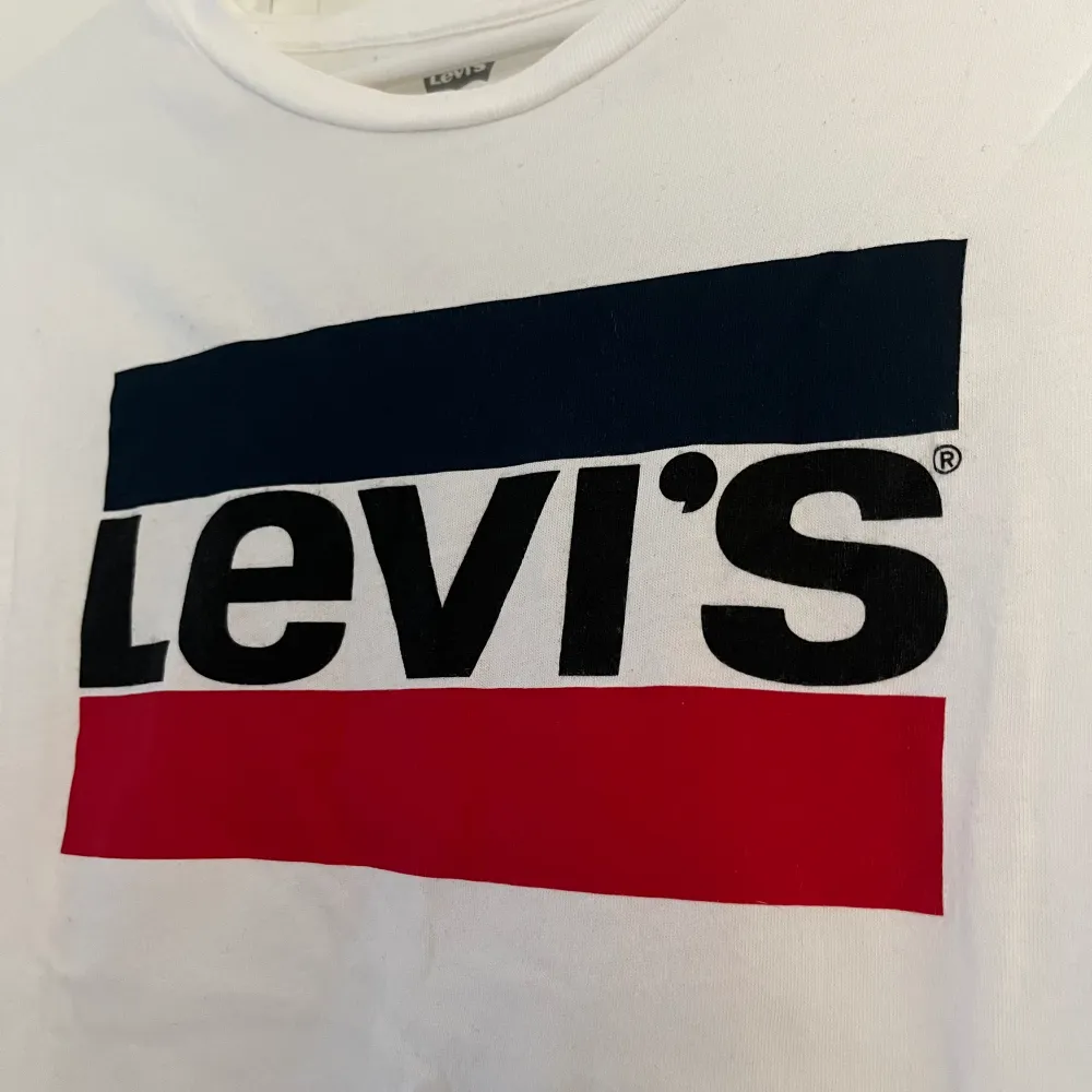 Oanvänd Levis t-shirt i bra skick. Hör av dig om du har några frågor💗. T-shirts.