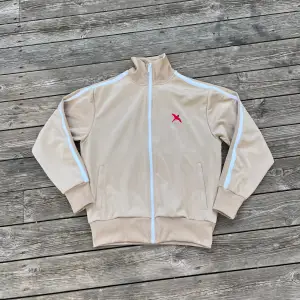 /Säljer beige Axel arigato rouge track jacket size S. Helt sprillans, endast testat.  Nypris: 2200kr (220$) ”sold out”/