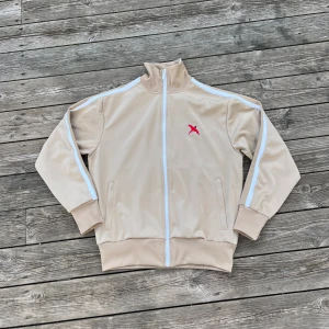 Axel arigato zip - /Säljer beige Axel arigato rouge track jacket size S. Helt sprillans, endast testat.  Nypris: 2200kr (220$) ”sold out”/