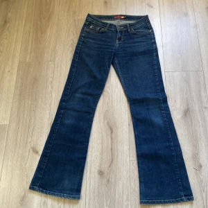 Vintage jätte low waist jeans  - Säljer mina favorit jeans då det är för små!!😭 Skit snygga vintage jeans. Storlek 26 i midjan och de är bootcut 