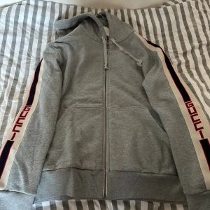 Gucci hoodie - Säljer en ny & endast testad gucci zip hoodie i storlek XL. Tags kvar, väldigt fin kvalitet TTS. Frakt med köpskydd alt hämtas i Västerås.  Kan bytas mot Stone island overshirt i L/XL