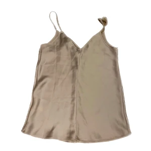 Beige/gul topp!!😍 - Beige topp i dunder skick som lyser fint i solen!☀️ Använd fåtal gånger såsom 1 eller 2 och är speciellt skön som pyjamas!!💞 Säljs pågrund av att den är för liten och nästan aldrig används🫶🏻 Band : 28cm Längd : 44cm  Från : h&m 