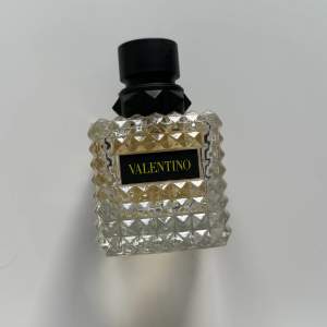 Säljer min Valentino Yellow Dream (dam) 50ml,  Använt 5 gånger max Ordpris 1400kr Säljer för 900kr