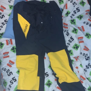 Skidbyxor - Sköna och varma skidbyxor i bra skick  Kan skicka bättre bilder vid intresse  Mvh Jonathan 