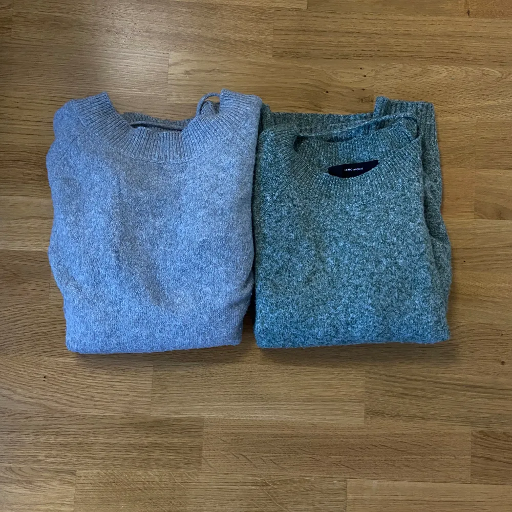 As sköna stickade tröjor från vero Moda! köp den gråa för 80kr eller den gröna för 100kr eller låda för 150kr 😙  (Kolla in på mitt konto om du vill köpa 1 av de enskilt ) 🙌. Stickat.
