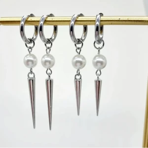 Handgjorda örhängen  - Handgjorda örhängen ● Material- rostfritt stål ,metal och glaspärlor ●Örhängeskrokar - rostfritt stål ●Längd -5, 5cm och 6,5cm .Vattentåliga, ändrar inte färgen! Följ:@ekjewelryofficial . 1st-50kr, 4st- 120kr