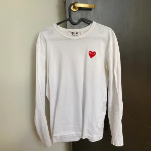 White long sleeve CDG - Cond 8/10, använd ett fåtal gånger  Storlek M men sitter dom S/M.  Säljer då den inte passar mig längre  Kan gå ner i pris, finns i Sollentuna!