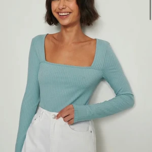 Na-kd långärmad tröja - En långärmad blågrön tröja med square shape. Använd bara en gång och är i nytt skick! 