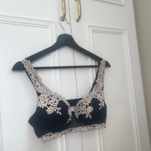 Bh med spets - Säljer denna bh ifrån Intimissimi, den är i använt men fint skick. 