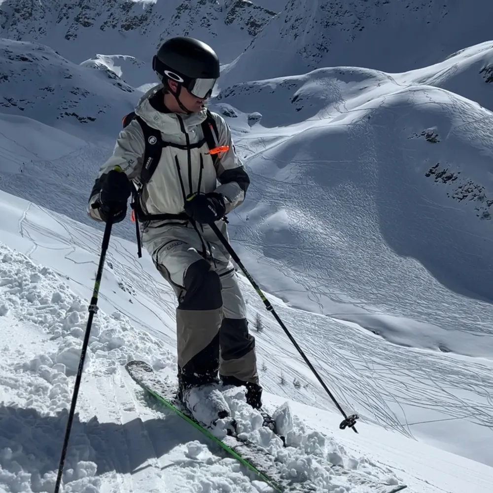 Otroligt fint ställ Peak Performance Vertical GORE-TEX Pro 3L. Använd under denna vintersäsongen. Nypris 15 000kr Storlek Jacka: M Storlek Byxor: L. Jackor.