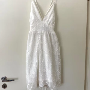 Studentklänning - Oanvänd vit klänning som är perfekt för studenten eller till sommaren! Lapparna sitter kvar.
