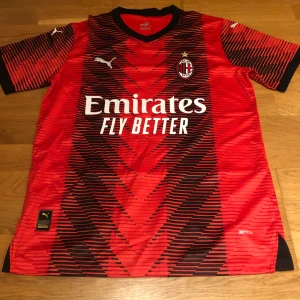 Ac Milan tröja - Ac Milan matchtröja 2023/24 säsongen, det är lagets hemmatröja. Den är i nyskick och är endast använd en gång. Har ni några funderingar så är det bara att höra av sig!