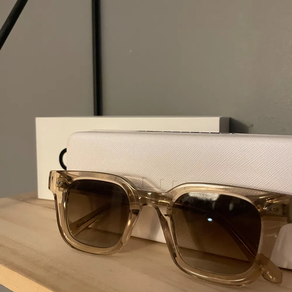 Ett par feta solglasögon från märket chimi i modellen 04 och färgen ecru || 9/10 skick med inga flaws || perfekta till sommaren. Accessoarer.
