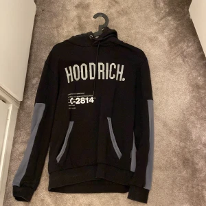 Hoodrich - En super skön hoodie som nästan aldrig kommit till användning. Den är exklusiv då hoodrich inte säljer denna snygga modell längre. Tveka inte på att skriva vid frågor eller funderingar!