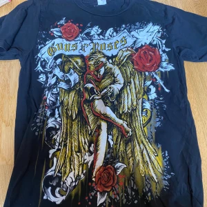 guns n roses bandtröja - jättesnygg guns n roses tröja! köpt second hand men är i fint skick, säljer då jag inte lyssnar på musiken så mycket längre. enda felet är att lappen är lite sönder men det syns inte. storlek L! har katt!!