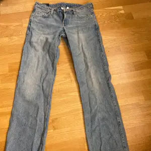 Lågmidjade jeans från weekday i storlek 28/34. Endast testade aldrig använda. Superfina✨