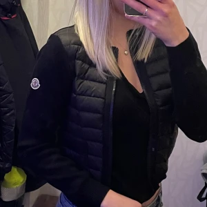 Moncler cardigan  - Säljer denna helt nya moncler cardigan jackan perfekt nu till våren. Storlek 1, vilket motsvarar S. Kan även tänka mig byta mot en likadan (vit,svart) i storlek 2.💗  