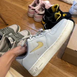 Nike air force  - Super snygga Nike air force i grå/grön 💕 dom är knappt använda och inte creasade alls