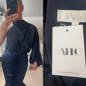 Balklänning Jarlo - Superfin marinblå balklänning från Jarlo! Prislapp kvar men säljer för 600kr!