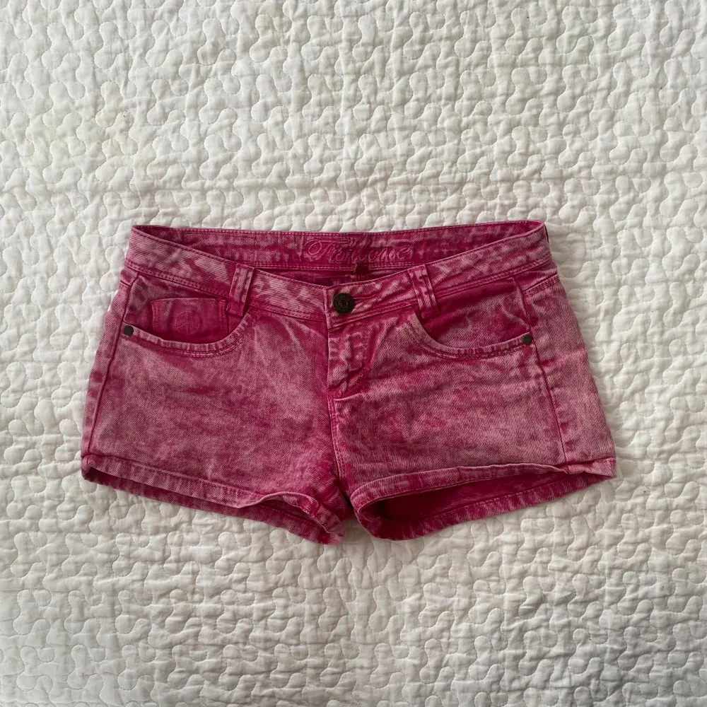 Tjusiga rosa lågmidjade jeans shorts. I bra skick. Skriv gärna om ni har frågor💕. Shorts.
