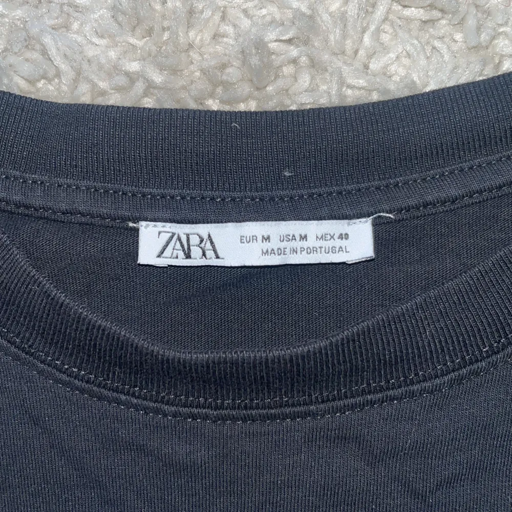 Zara t-shirt med backprint helt ny.. T-shirts.