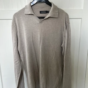 Tröja - Beige långärmad tröja i gott skick. Alla priser är diskuterbara. Tveka inte på att skriva vid funderingar🤩 