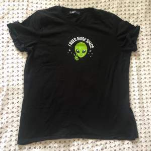 T-shirt med ailien-tryck på👽 Köpt på NewYorkers. Är i storleken L men den sitter som XS-S. Kontakta mig om du är intresserad eller har frågor