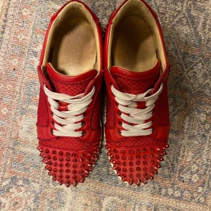 Röda - Loubs - Som nya , äkthetsbevis kommer med och låda. Samt nitar och extra snöre. Säljer då ja tröttnat på färgen stora i i storleken Pris går att diskuteras!