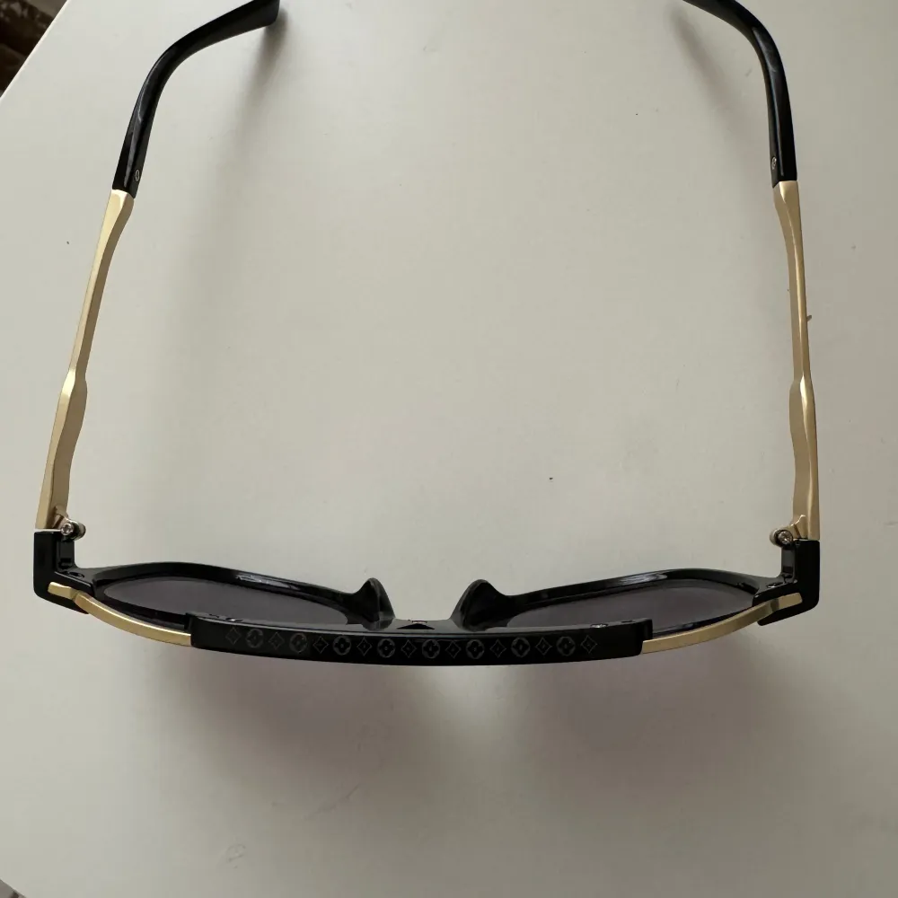 Louis Vuitton solglasögon perfekt till sommaren som är på väg, högsta kvalitet som dessutom är helt nya. Först till kvarn, hör av er vid minsta fundering👍. Accessoarer.