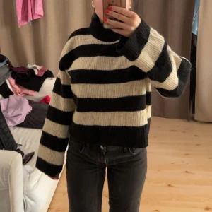 Stickad tröja - Beige svart randig tröja 