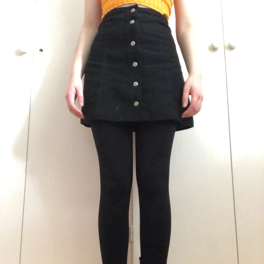 Svart kjol från H&M.  Storlek 34, passar som XS .Kontakta mig om du är intresserad eller har frågor💜. Kjolar.