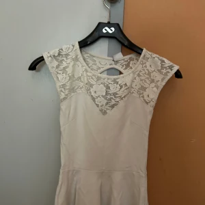 Vit peplum - Vit peplum i storlek xs från Gina tricot, använd flertalet gånger  Lite grådassig efter alla användningar och tvättar 
